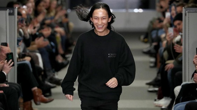 FOTO: Wanita Kantoran VS Matrix ala Alexander Wang