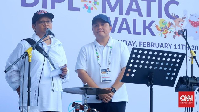 Menteri Luar Negeri RI Retno Marsudi membuka 18th Asian Games Diplomatic Walk didampingi Ketua Panitia Penyelenggara Asian Games (INASGOC), Erick Thohir di Gelora Bung Karno, Jakarta, Minggu (11/2).