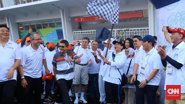 Sejumlah duta besar negara sahabat di Indonesia mengikuti jalan pagi bersama dengan Menteri Luar Negeri RI Retno Marsudi, Minggu (11/2) pagi.