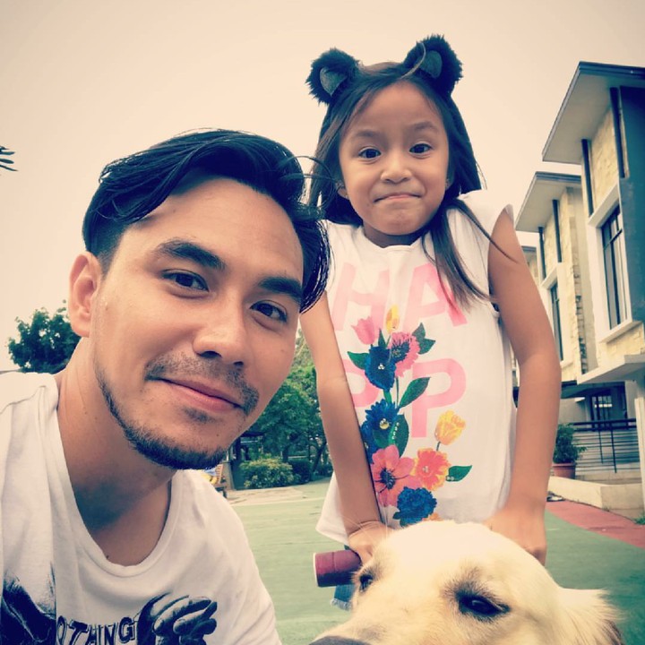 <p>Aktor sekaligus presenter ini senang banget ngabisin waktunya bareng si kecil. (Instagram/darius_sinathrya)</p>