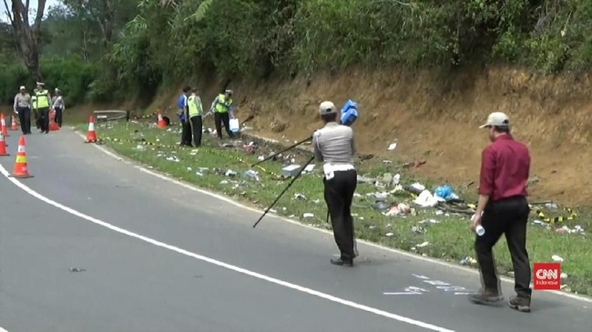 Lokasi kecelakaan minibus di Tanjak Emen ini tak jauh dari tempat kecelakaan bus pariwisata yang menewaskan 27 orang beberapa waktu lalu.