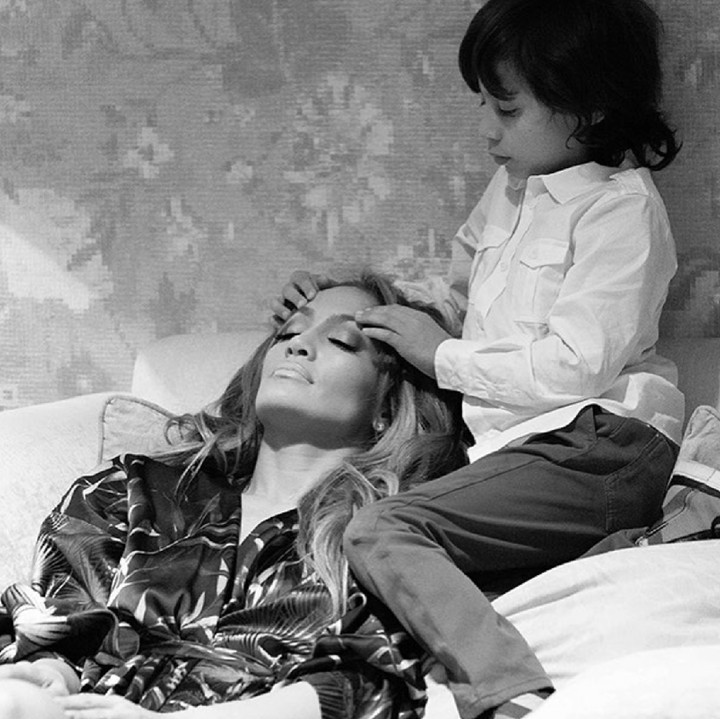 <p>Wah Max baik banget, pijit ibunya yang lagi lelah. (Foto: Instagram/jlo)</p>
