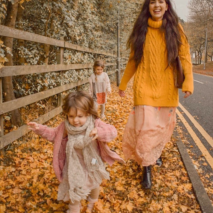 <p>Menurut bunda yang tinggal di Inggris ini, ia yakin bahwa tua nanti ia akan sering melihat foto yang diabadikan sekarang. (Foto: Instagram/thedarlings_)</p>