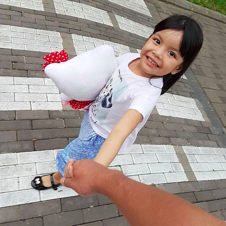 <p>Lagi senyum, Shakira makin cute. (Foto: Instagram/ @jerryaurum)</p>