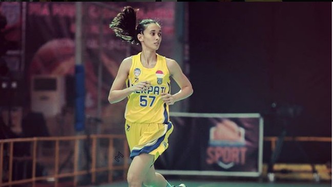 Cerita tentang Helena Tumbelaka, atlet basket yang berjuang bangkit dari cedera dan ingin mengharumkan nama bangsa.