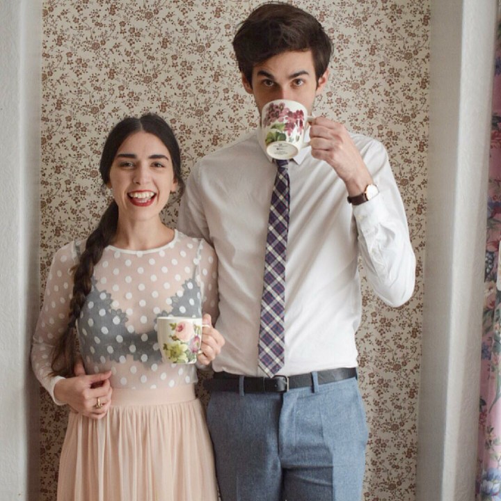 <p>Gaya sedang minum pakai cangkir kembang-kembang juga terlihat classy. (Foto: Instagram/thedarlings_)</p>