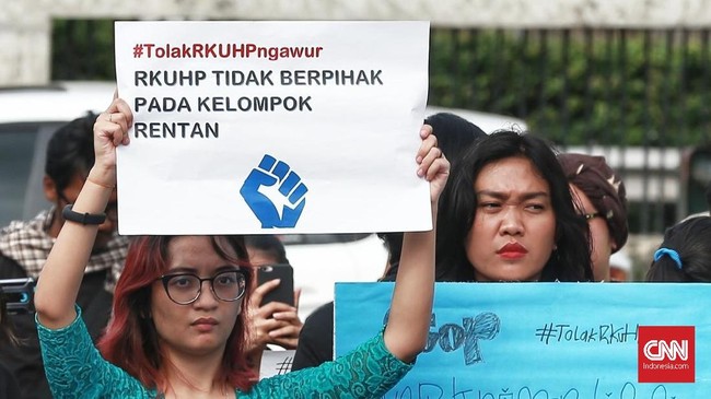 Pasal 470 mengatur ancaman pidana empat tahun penjara bagi setiap perempuan yang menggugurkan kandungan. 