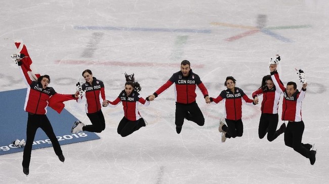 FOTO: Kanada Rebut Emas Figure Skating Beregu