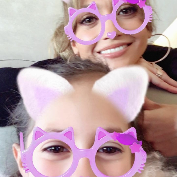<p>J-Lo juga suka main foto efek sama Emme nih. (Foto: Instagram/jlo)</p>