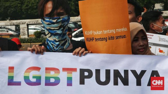 Hindari Diskriminasi, Pasal Pencabulan RKUHP Diusulkan Diubah Di dalam RKUHP disebutkan pencabulan dilakukan oleh sesama jenis, yang dikhawatirkan memicu sikap diskriminatif terhadap kelompok LGBT.