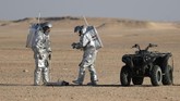 FOTO: Gurun Pasir Oman Jadi Lokasi Simulasi Hidup di Mars Sekelompok peneliti bekerjasama dengan pemerintah Oman melakukan penelitian simulasi hidup di Mars di gurun pasir Ghofar, Oman.