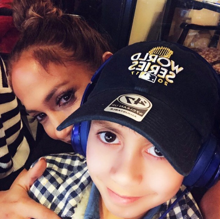 <p>Diva yang akrab disapa J-Lo ini walaupun sibuk tapi tetap menyediakan waktu untuk anak-anaknya. (Foto: Instagram/jlo)</p>