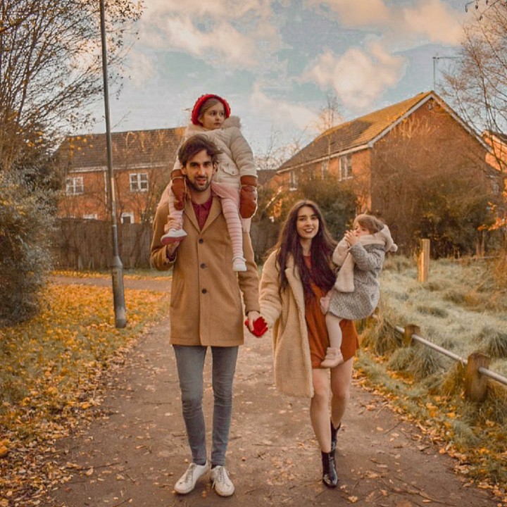 <p>Ini Bunda Jade bersama sang suami, Alex, dan kedua putri cantiknya, Norah dan Nancy. (Foto: Instagram/thedarlings_)</p>