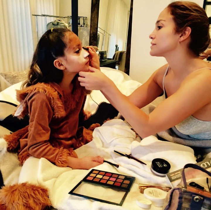 <p>Waktu halloween aja, yang dandanin sang putri J-Lo sendiri lho. (Foto: Instagram/jlo)</p>