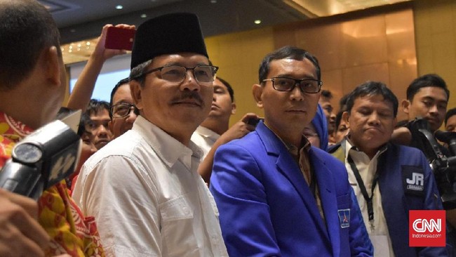 Pimpinan sidang musyawarah penyelesaian sengketa JR Saragih dengan KPU Sumut mengusir komisioner KPU dari ruangan. Sidang sengketa Rabu (28/2) memanas.