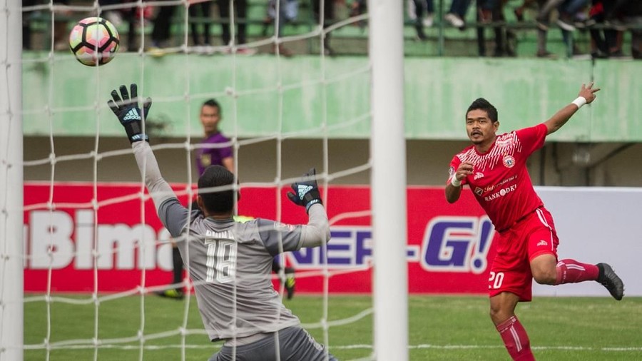 Persija Jakarta Penjaga gawang PSMS Medan Dhika Bayangkara (kiri) berusaha menghalau tendangan pemain Persija Jakarta Bambang Pamungkas (kanan) pada pertandingan Semi Final Leg-2 Piala Presiden 2018 di Stadion Manahan, Solo, Jawa Tengah, Senin (12/2). Pada pertandingan tersebut Persija Jakarta menang dengan skor 1-0 dan berhasil lolos ke Final dengan keunggulan agregat (5-1). ANTARA FOTO/Mohammad Ayudha/ama/18.