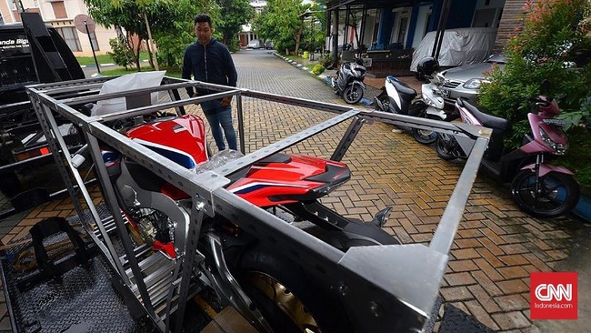 Pemuda Ciledug dapat hadiah ulang tahun ke-18 berupa sepeda motor senilai Rp700 juta dari orang tuanya.