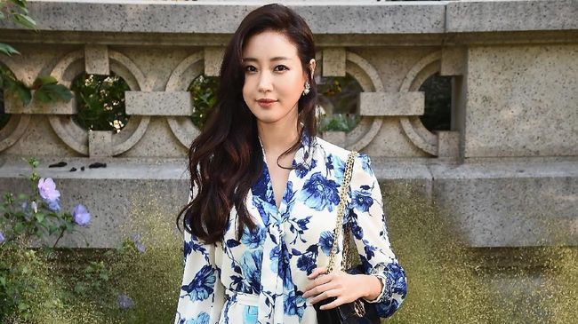 Kim Sa Rang dikabarkan mengundurkan diri karena masalah kesehatan. Hingga saat ini tim produksi belum menemukan penggantinya untuk drama 'Mr. Sunshine.'