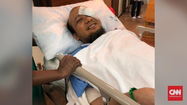 Penyidik senior KPK Novel Baswedan pulang hari ini setelah sekitar 10 bulan menjalani perawatan mata di Singapura karena disiram air keras orang tak dikenal.