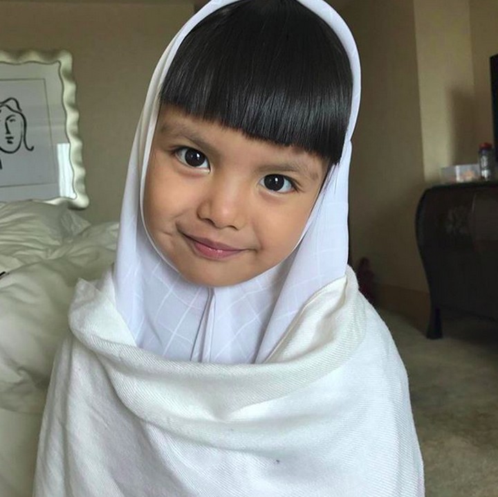 <p>Pakai kerudung gini, gadis cilik bernama lengkap Shakira Aurum ini makin imut kan? (Foto: Instagram/ @denadaindonesia)  </p>
