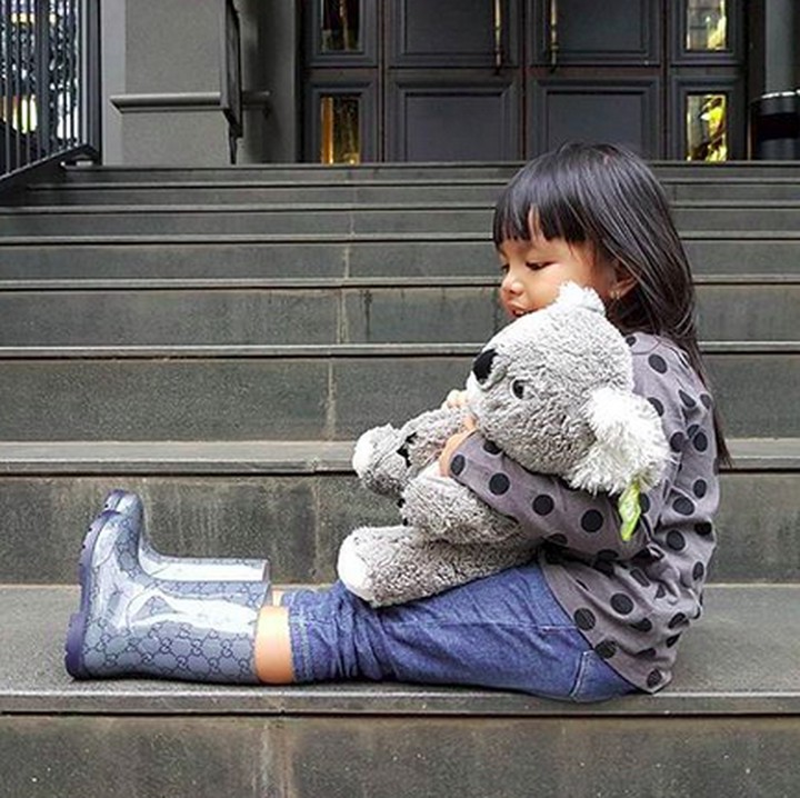 <p>Ya ampun, nggemesin banget sih tingkahmu bareng boneka koala, Shakira! (Foto: Instagram/ @jerryaurum)  </p>