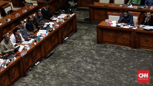 Komisi III DPR berharap Presiden Jokowi segerah menyerahkan 10 nama Capim KPK yang lolos agar bisa segera diuji kelayakannya di parlemen.