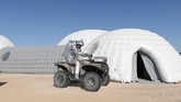 FOTO: Gurun Pasir Oman Jadi Lokasi Simulasi Hidup di Mars Sekelompok peneliti bekerjasama dengan pemerintah Oman melakukan penelitian simulasi hidup di Mars di gurun pasir Ghofar, Oman.