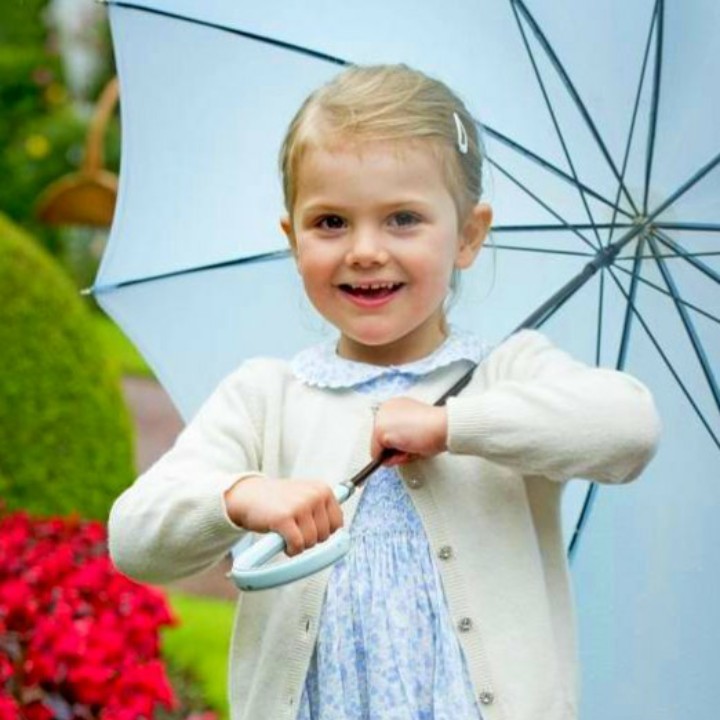 <p>Warna baju dan payungnya serasi nih.  (Foto; Instagram @princessetelleofsweden)</p>