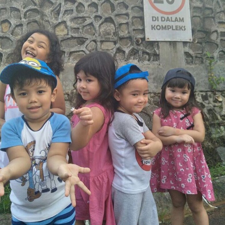 <p>Kebersamaan ini tentu akan jadi kenangan manis buat mereka, saat kelak mereka dewasa. Jadi ini ceritanya Gempi mau pindah rumah, Bun. Hiks, jadi nggak bisa sering main bareng dong ya dengan teman-teman di rumah lama. (Foto: Instagram @raffinagita1717)</p>