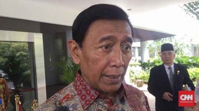 Menko Polhukam Wiranto meminta Kemlu menyelesaikan masalah 15 WNI diduga ISIS yang ditahan pasukan Kurdi di Suriah.