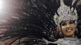 FOTO: Pesta di Tengah Rio de Janiero yang Mencekam