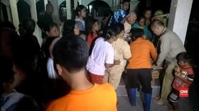 VIDEO: Banjir Cirebon, Warga Ricuh Berebut Makanan