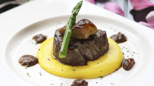 Rekomendasi Restoran Romantis Rayakan Valentine Di hari valentine, bagikan rasa kasih sayang dengan mengajaknya makan malam romantis berdua di bawah pancaran lilin yang temaram.