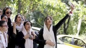 Dorong Pemrotes Jilbab Terjatuh, Netizen Kecam Polisi Iran