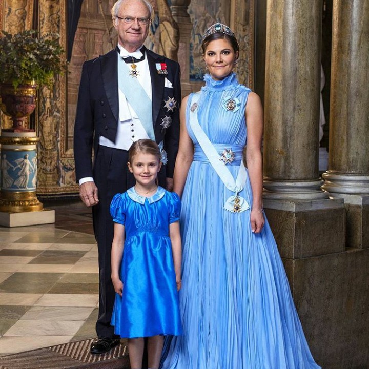<p>Potret terbaru Putri Estelle bersama kakeknya Raja Carl Gustaf dan sang bunda, Putri Mahkota Victoria.  (Foto; Instagram @princessetelleofsweden)  </p>