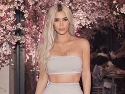 Lakukan Social Distancing, Kim Kardashian Tak Mau Dekat-dekat Sang Ibu