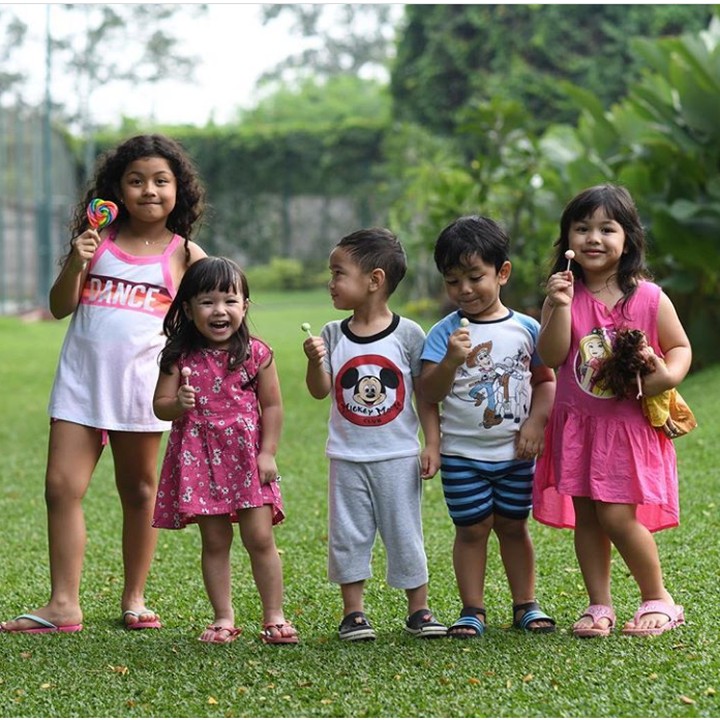 <p>Ini Gempi, putri semata wayang pasangan selebriti Gading Martin dan Gisel, saat main dengan teman-teman satu kompleks. (Foto: Instagram @gadiiing)</p>