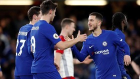 FOTO: Hazard Bawa Chelsea Menang, Giroud Cedera Kepala