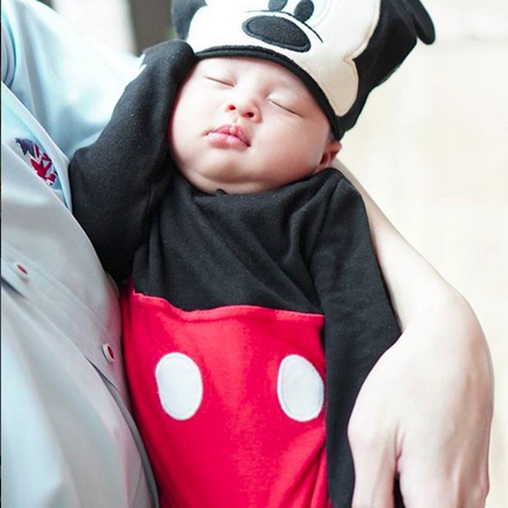 <p>Ya ampun! Nggemesin banget sih Mickey Mouse cilik yang satu ini. (Foto: Instagram/ @raphaelmoeis_official)</p>