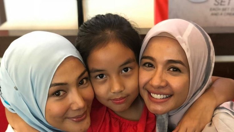 Hubungan Laudya Cynthia Bella dan mantan istri Engku Emran, Erra Fazira terjalin baik. Erra pun mau mendengar, jika Bella ingin curhat soal rumah tangganya.