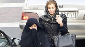 Perempuan Pemotor Naik, Polisi Iran Masih Enggan Beri SIM