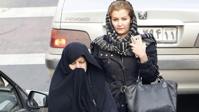 Semakin banyak perempuan di kota-kota besar di Iran turun ke jalan bersepeda motor di tengah larangan kepolisian menerbitkan SIM bagi mereka.
