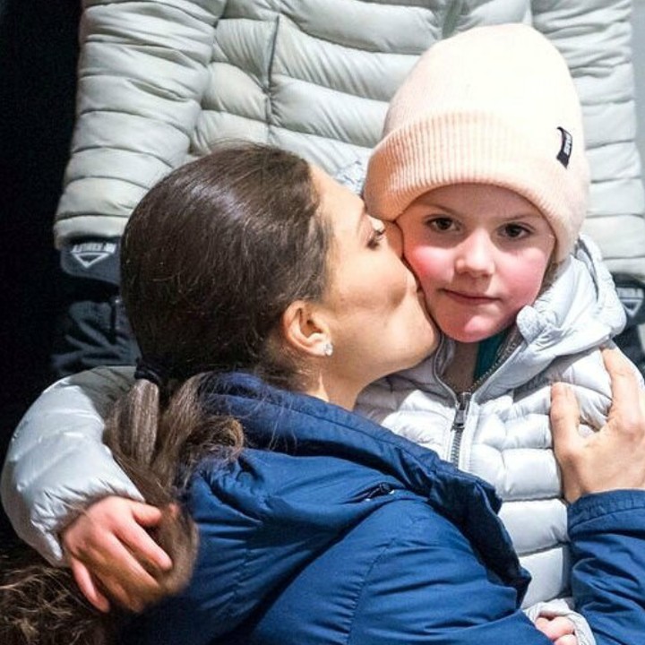 <p>Muah! Dicium sayang sama bunda nih.  (Foto; Instagram @princessetelleofsweden)</p>