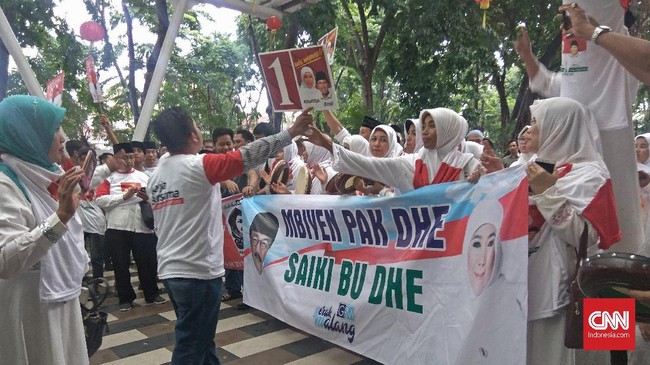 Khofifah mendapat nomor urut satu, sedangkan Gus Ipul mendapat nomor urut dua. Kedua pendukung terlibat perang yel-yel usai pengundian nomor urut calon.