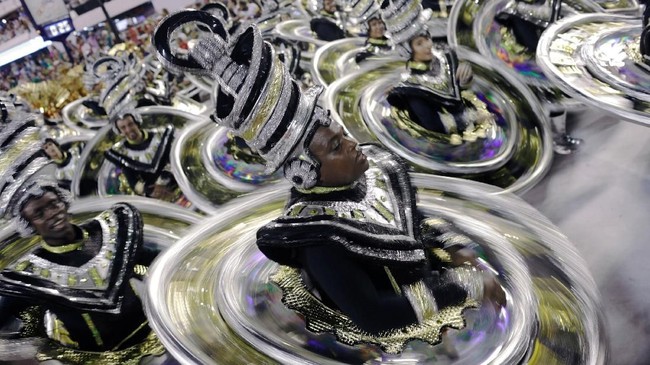 FOTO: Pesta di Tengah Rio de Janiero yang Mencekam