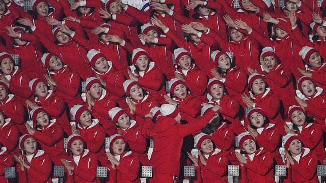 Seorang mantan tentara Korea Utara mengungkapkan bahwa cheerleader Korea Utara juga dijadikan sebagai budak seks.