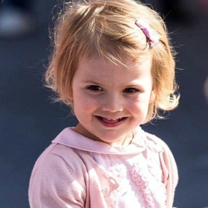 <p>Throwback saat Putri Estelle masih kecil. Imut banget ya?  (Foto; Instagram @princessetelleofsweden)</p>