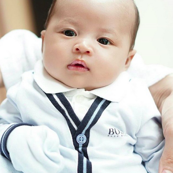 <p>Lagi mikirin apa sih Rapha? Serius banget kayaknya. Hi-hi-hi. (Foto: Instagram/ @raphaelmoeis_official)</p>
