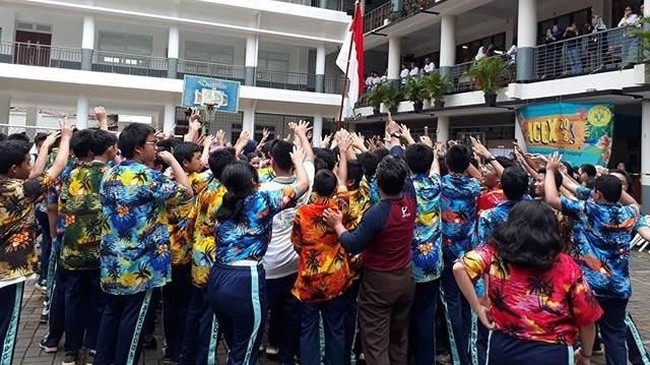 Sebanyak 233 siswa SMP Labschool Kebayoran melakukan flashmob untuk membuka event akbar yang mereka selenggarakan. Simak keseruannya.