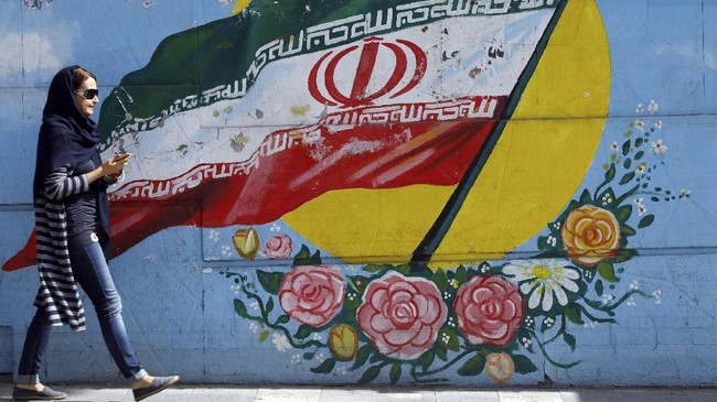 Iran akhirnya mengkaji ulang wajib hijab bagi perempuan, salah satu aturan yang memicu gelombang demonstrasi besar-besaran dua bulan belakangan.